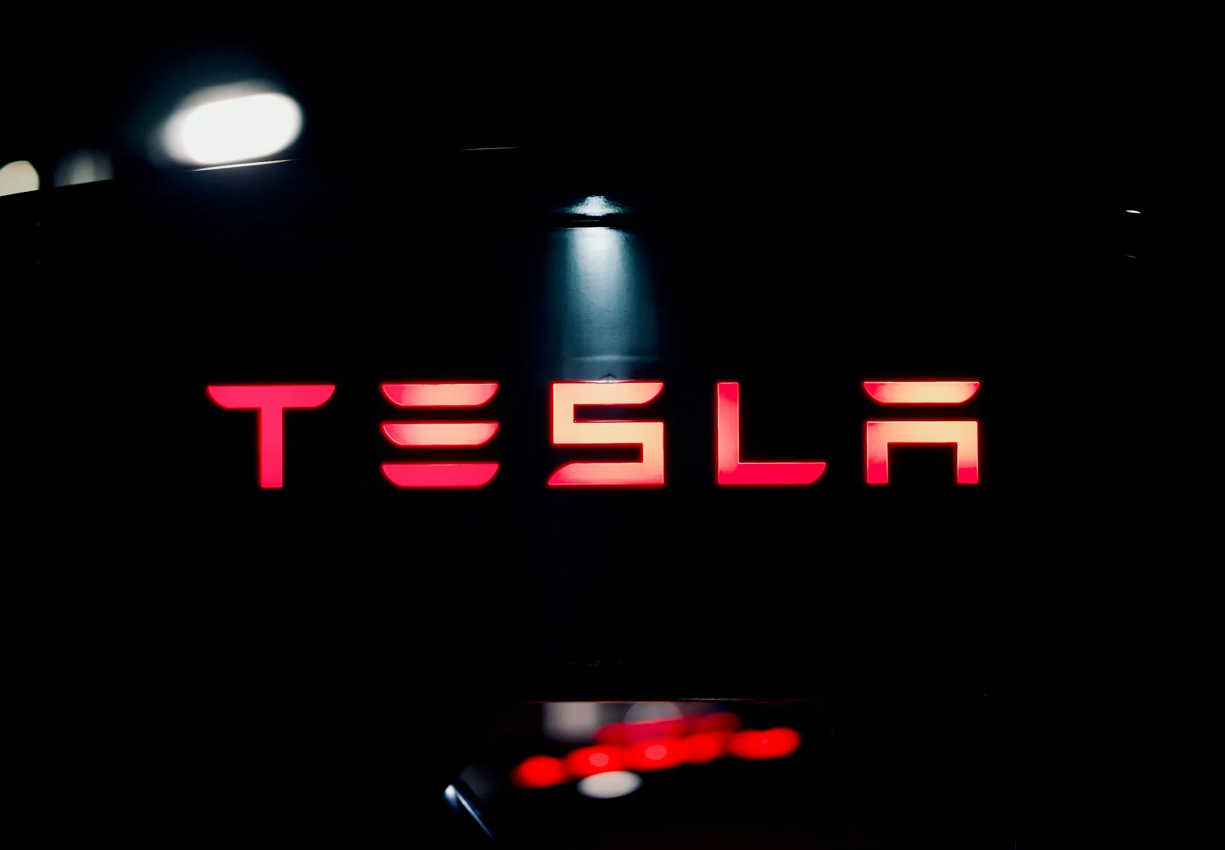 Warum verzeichnete Tesla 2025 seinen größten Umsatz- und Aktienrückgang?